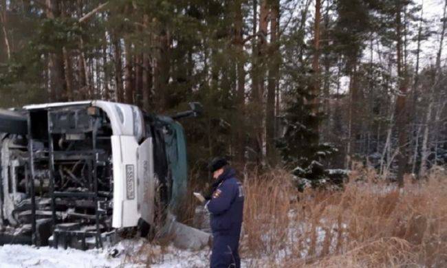 В Свердловской области перевернулся автобус — пострадали 15 человек