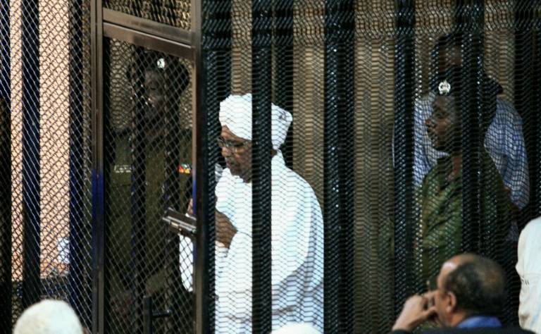 Суд приговорил бывшего президента Судана к двум годам исправительного учреждения за коррупцию