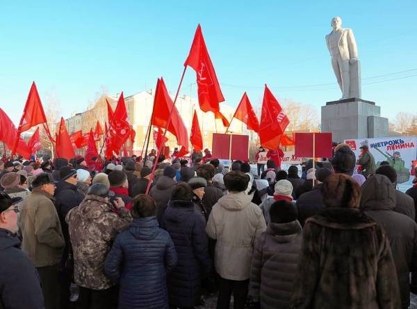 "Мы не отдадим монумент основателю советского государства олигархам-вандалам": в Ревде прошел митинг в защиту памятника Ленину