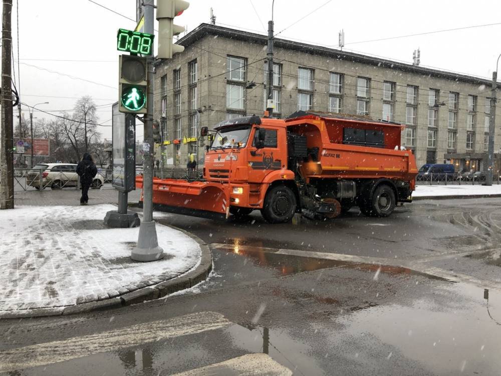 Техника чистит улицы от снега во всех районах Петербурга