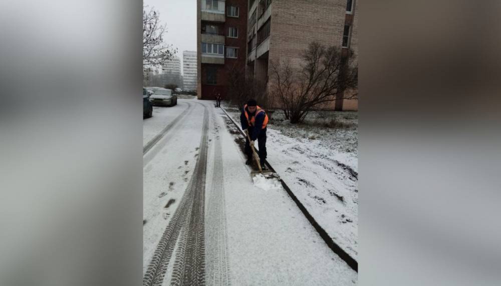 В Красносельском районе коммунальщики очищают дворы от снега в две смены