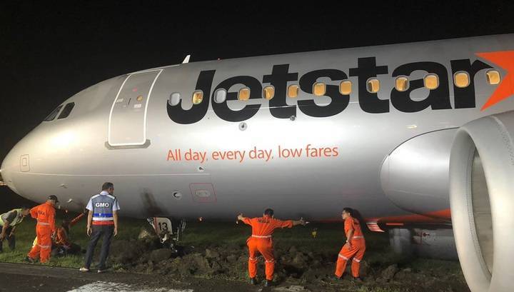 Самолет Airbus A320, застрявший в грунте, осложнил работу аэропорта Манилы