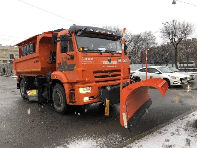 Снегоуборочная техника выехала на улицы Петербурга после снегопада 14 декабря