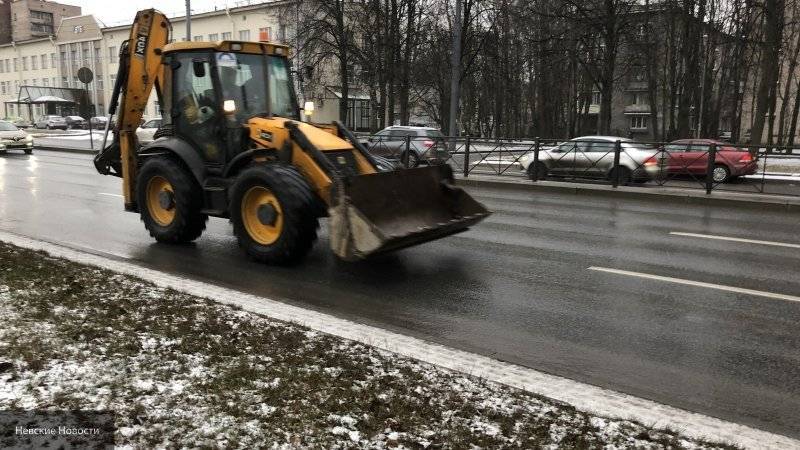 Коммунальщики чистят от снега дворы Красносельского района Петербурга в две смены