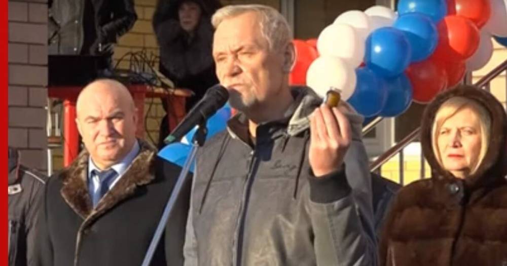 Депутат Госдумы на открытии школы вручил чиновникам банку вазелина