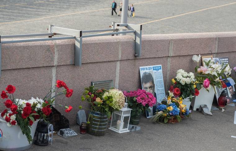 Мемориал Немцова вернули на место его гибели