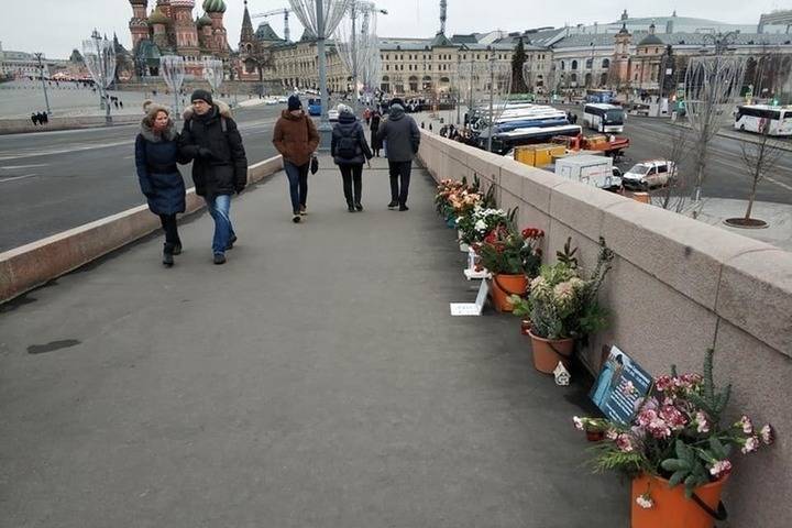 «Народный мемориал» Бориса Немцова вернули на место гибели политика