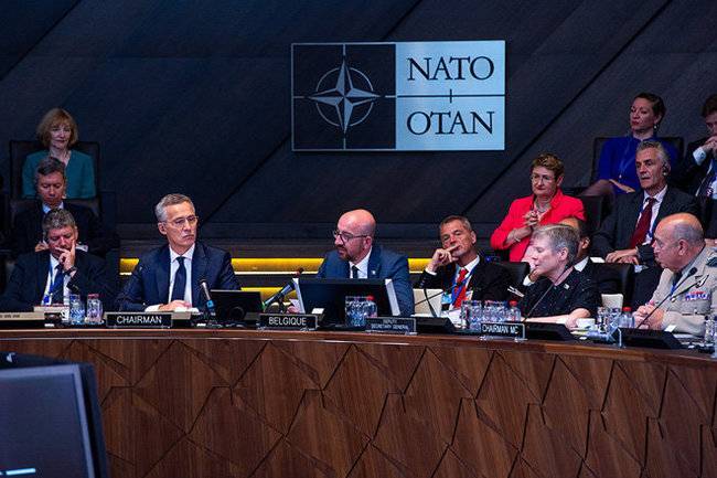 НАТО разорвало на кусочки от противоречий