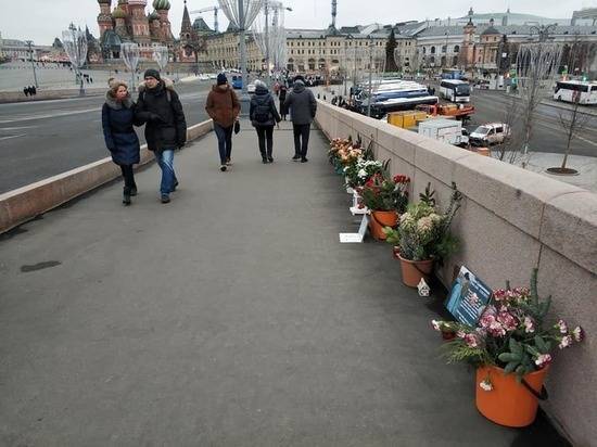 «Народный мемориал» Бориса Немцова вернули на место гибели политика