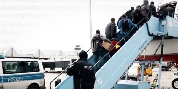 Полиция ФРГ усилила конвоирование депортируемых: «Они кусаются и плюются»