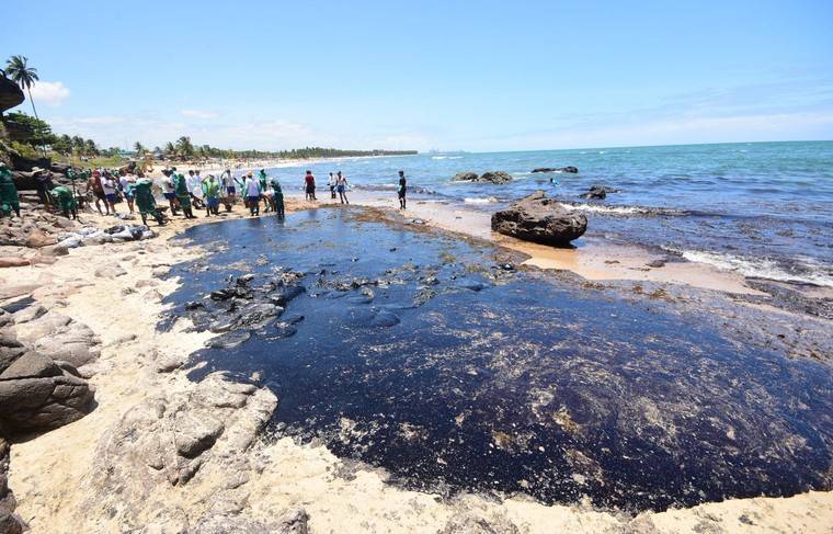 Выброшенную на побережье Бразилии нефть могло принести от берегов Африки