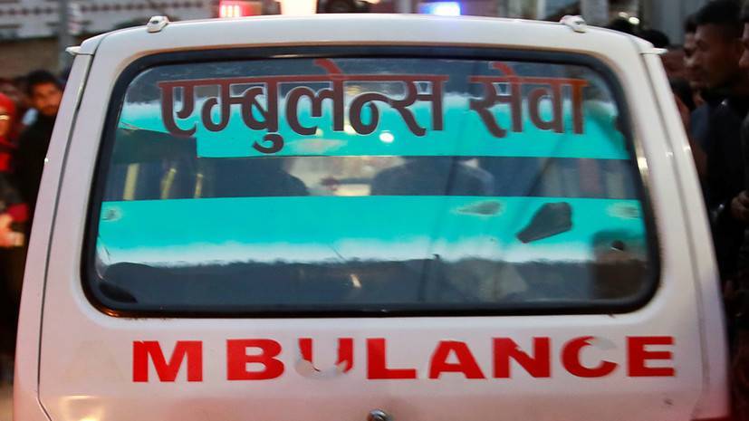 В Непале 13 человек погибли при падении автобуса в пропасть