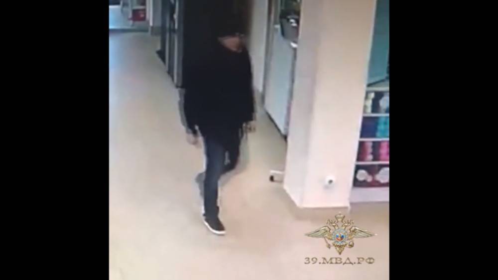 Полицейские Калининграда ищут мужчину, похитившего кошелек в ТЦ «Экватор»