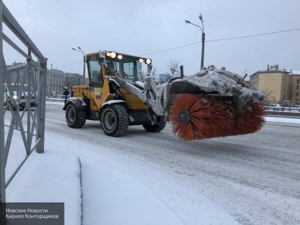 Дорожные службы очистили от снега главный проспект Петербурга