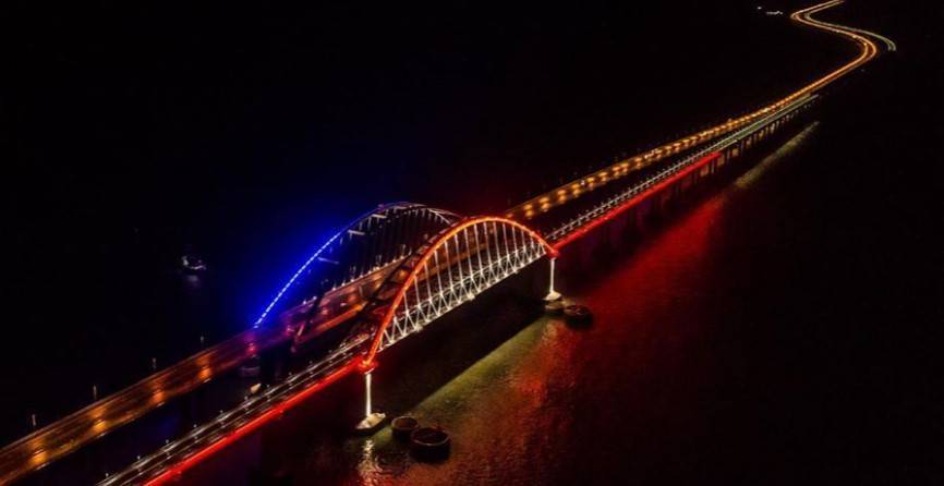 Арки Крымского моста подсветили цветами российского триколора