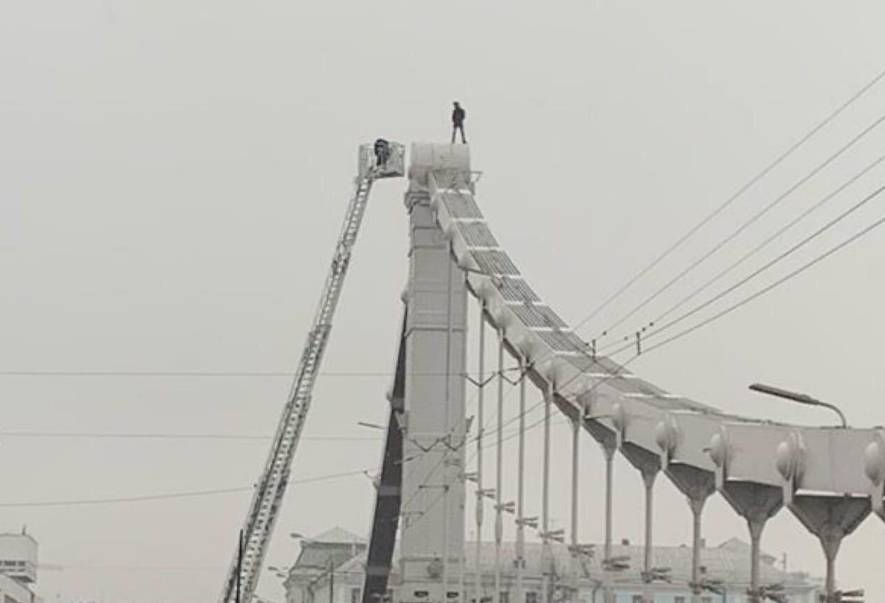 Спасатели сняли мужчину с опоры Крымского моста в Москве