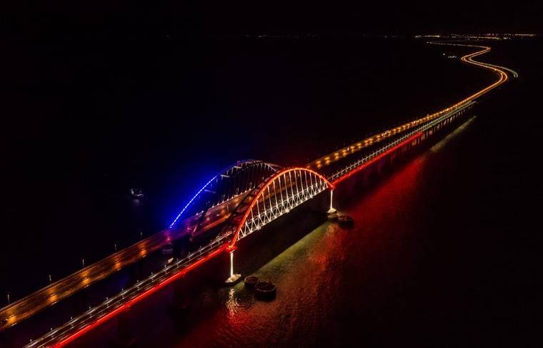 Арочную часть Крымского моста подсветили цветами российского триколора