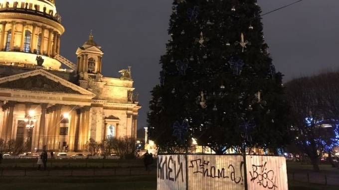 Петербуржцы недовольны оформлением елки у Исаакиевского собора