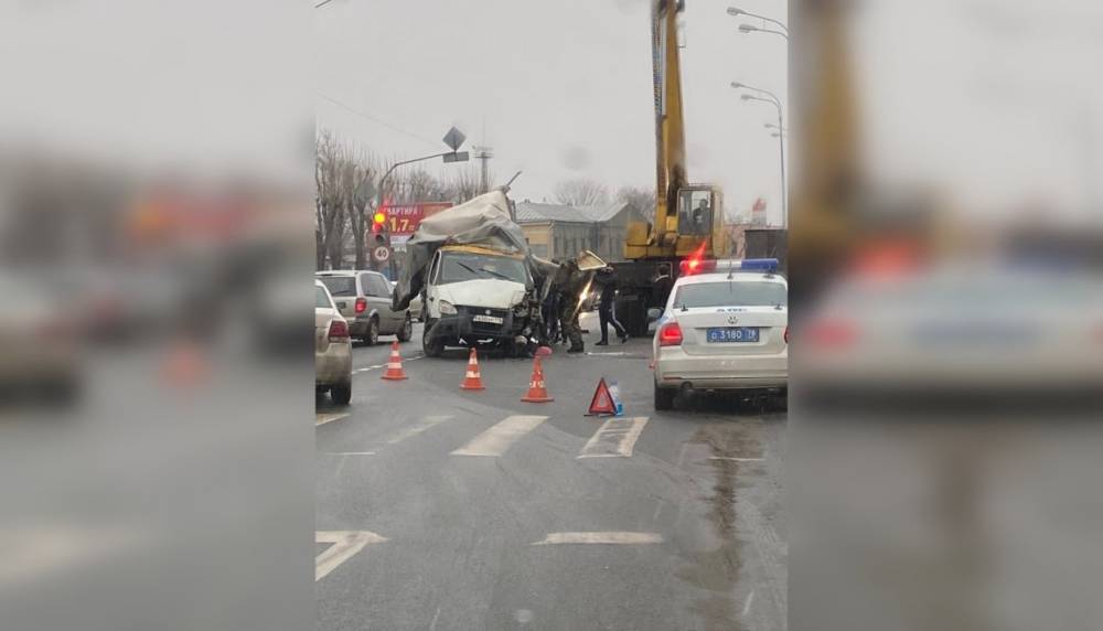 ГАЗель пробила ограждение и упала в Неву на Октябрьской набережной