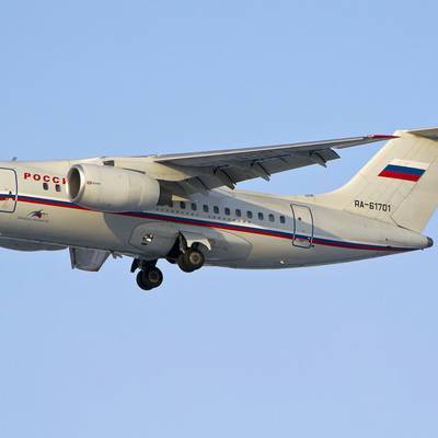 Самолет Ан-148 вернулся после взлета в аэропорт из-за трещины на лобовом стекле