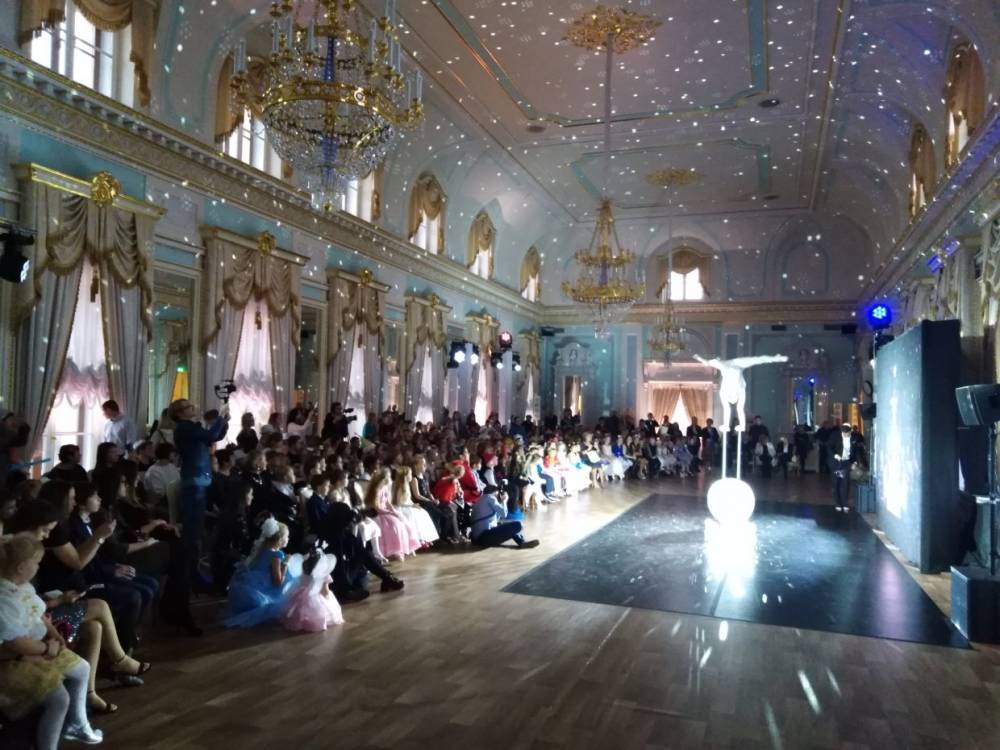 В Константиновском дворце прошел Новогодний детский благотворительный бал