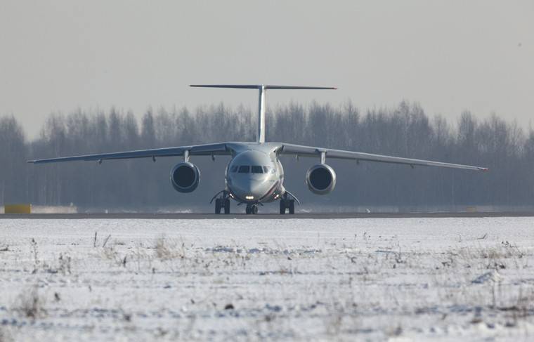 Самолёт из Иркутска вернули в аэропорт из-за трещины на стекле