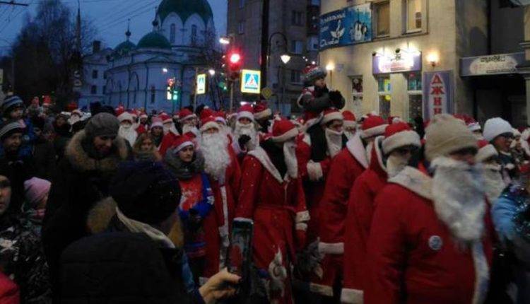 В Рыбинске прошло шествие 2020 Дедов Морозов