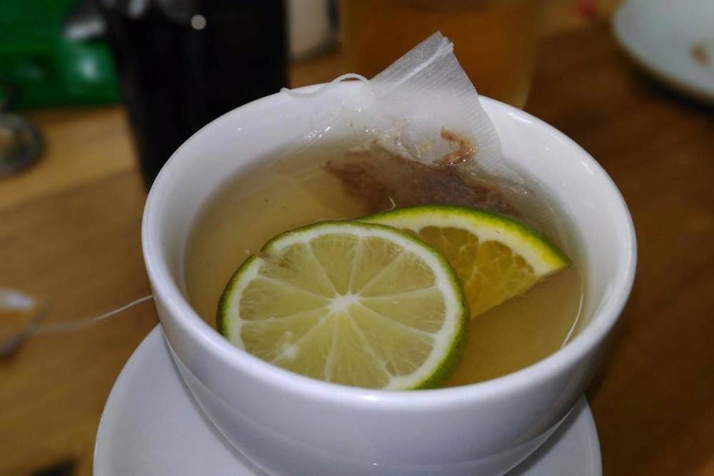 Горячий чай опасен при простуде, заявил диетолог