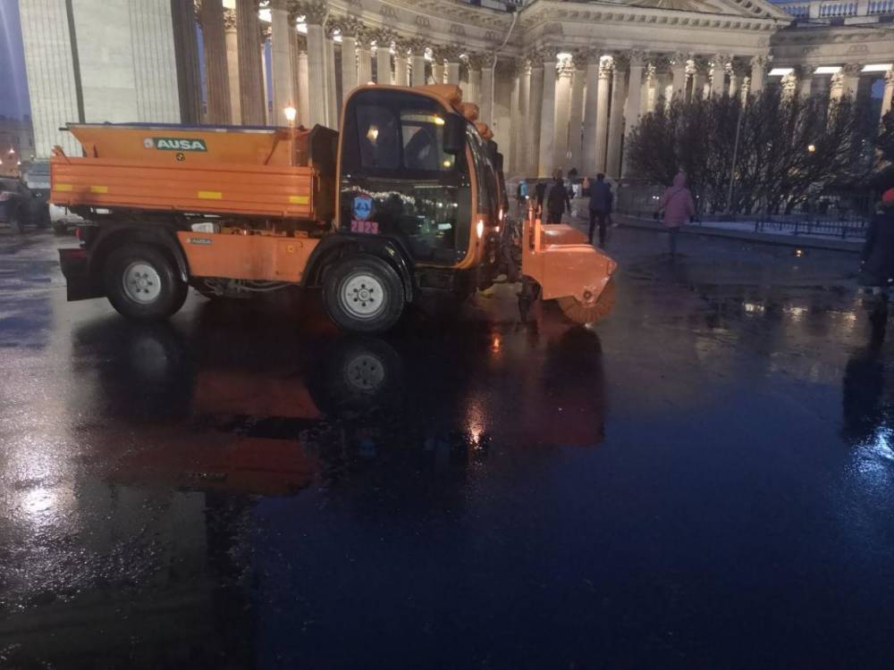 Снегоуборочная техника в Петербурге готова бороться с последствиями снегопада