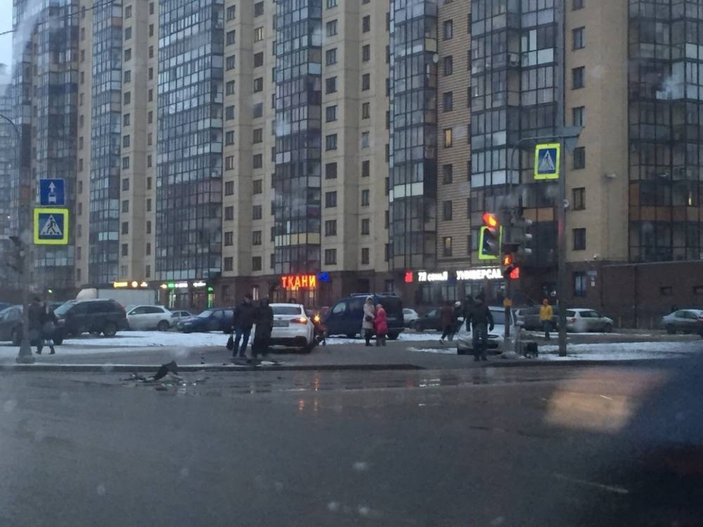 На перекрестке&nbsp;Ленинского и Кузнецова&nbsp;Kia снес&nbsp;Solaris и вылетел на тротуар с пешеходами