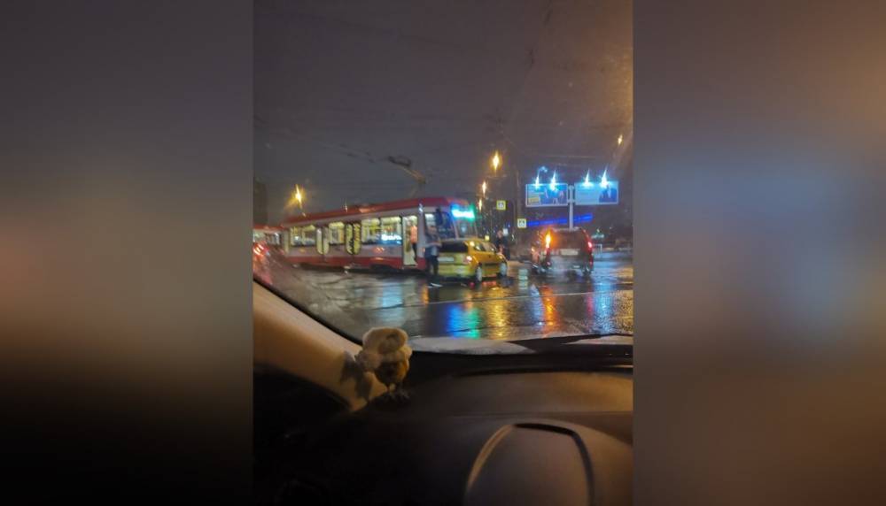 На Дыбенко трамвай протаранил замешкавшегося водителя легковушки