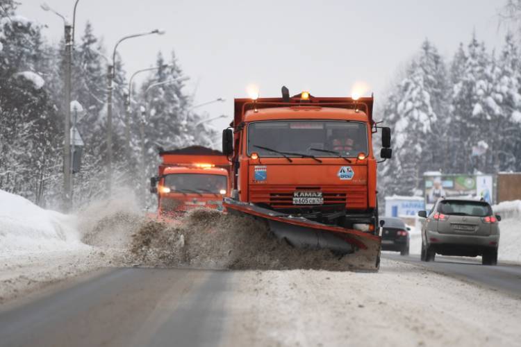 Снегоуборочная техника вышла на улицы Петербурга бороться со снегопадом