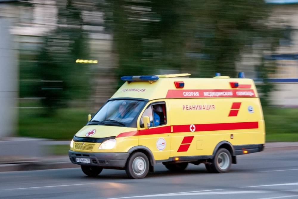 На Шафировском путепроводе водитель Citroen сбил выскочившего на дорогу пешехода
