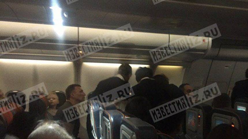 Видео спасения пассажира в экстренно приземлившемся в «Шереметьево» самолете