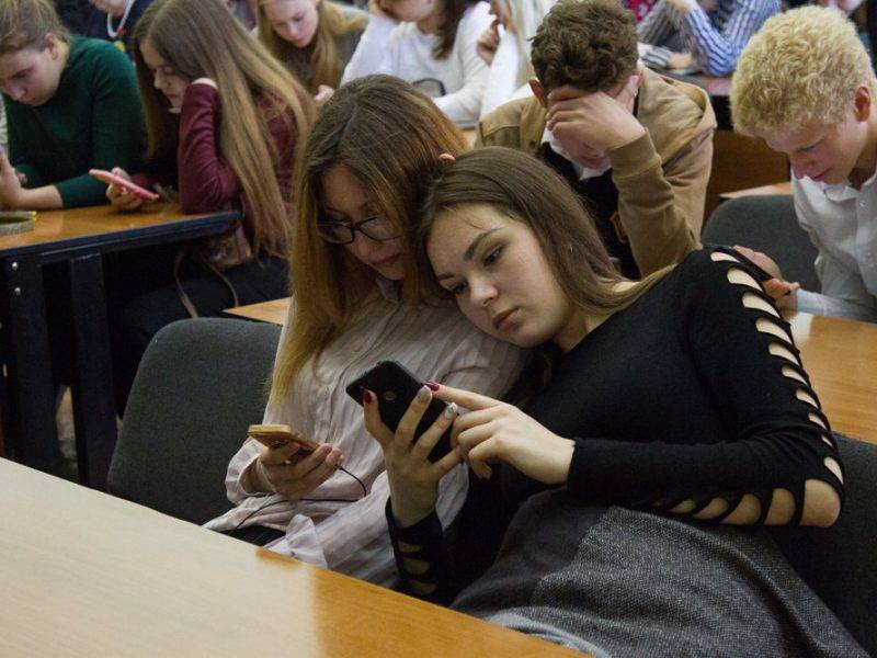 В России четверть школ запретили использовать мобильные телефоны на уроках