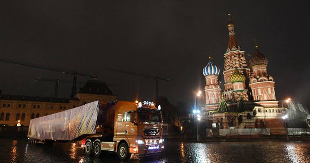 Главную новогоднюю ель страны привезли в Кремль
