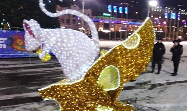 Во Владивостоке водитель утроил дрифт вокруг новогодней елки и повредил декорацию за 677 тысяч рублей