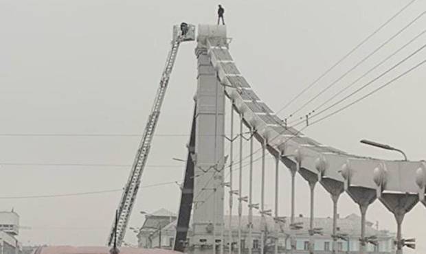 В Москве с опоры Крымского моста сняли мужчину, который требовал денег