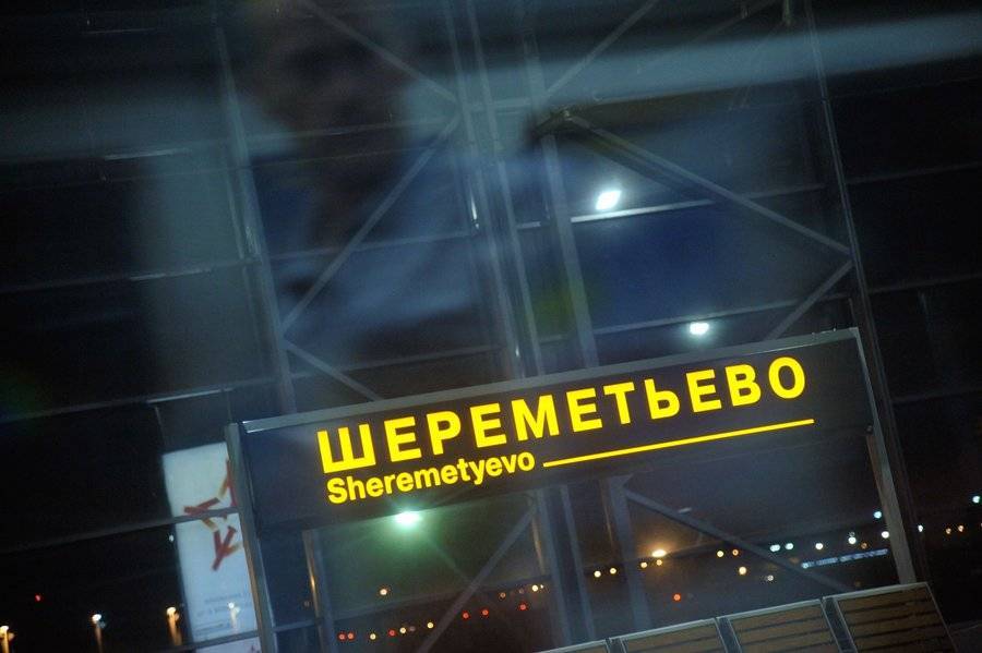 Летевший в Сургут самолет вернулся в Москву из-за трещины на лобовом стекле