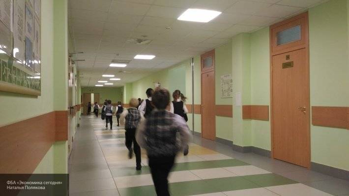 Волгоградская учительница помогла восьмикласснику избавиться от слишком длинной челки
