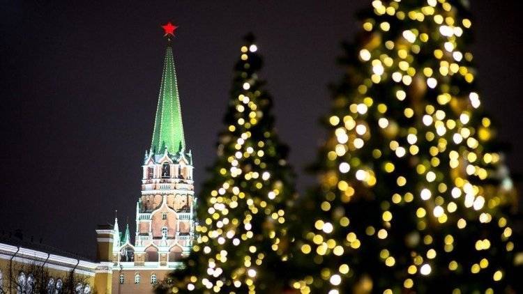 Главную новогоднюю елку страны доставили на Соборную площадь в Кремль