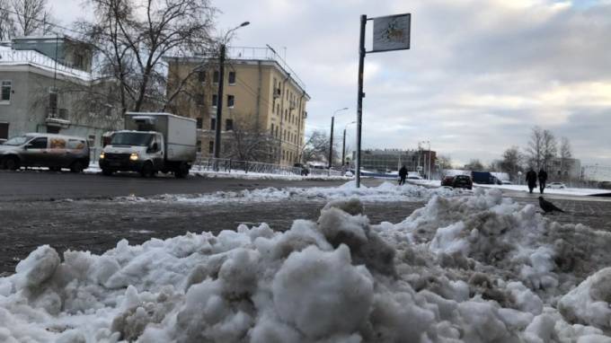 В ночь на понедельник Петербург очищали 40 уборочных машин