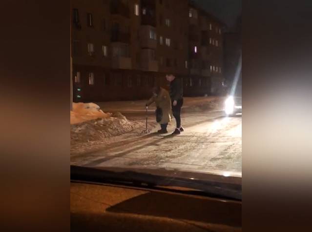 В Кемерове таксист остановил движение, чтобы перевести через дорогу пожилую женщину