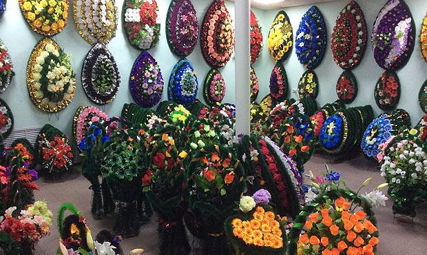Мэрия Москвы потратит 7 млн рублей на траурные венки. Цветы закупаются по цене 20 тысяч рублей за штуку