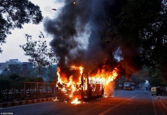 Протесты студентов в Индии: пострадали более 50 человек