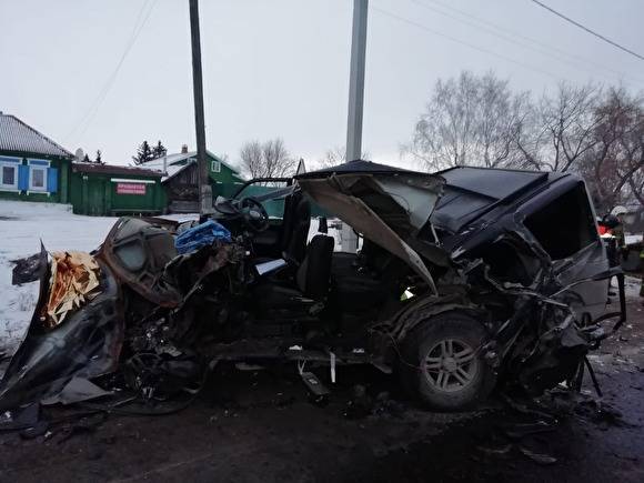 На трассе Екатеринбург–Курган с платформы тягача упал кран: есть погибший и пострадавшие