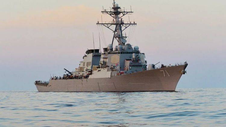 Корабль ЧФ сопровождает американский эсминец, зашедший в Черное море