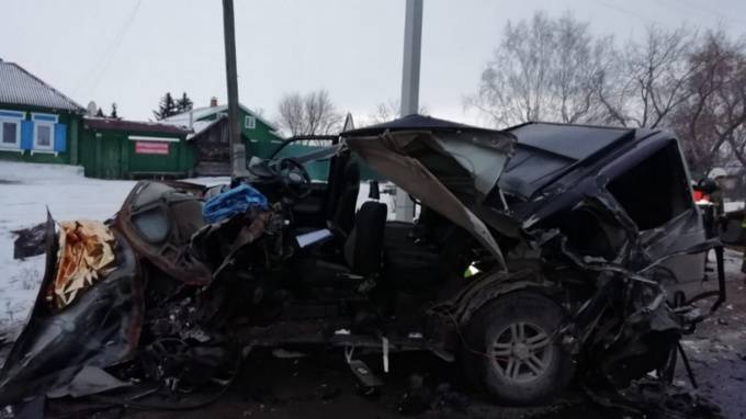 На Урале выпавший 16-тонный груз раздавил 2 машины. Один человек погиб