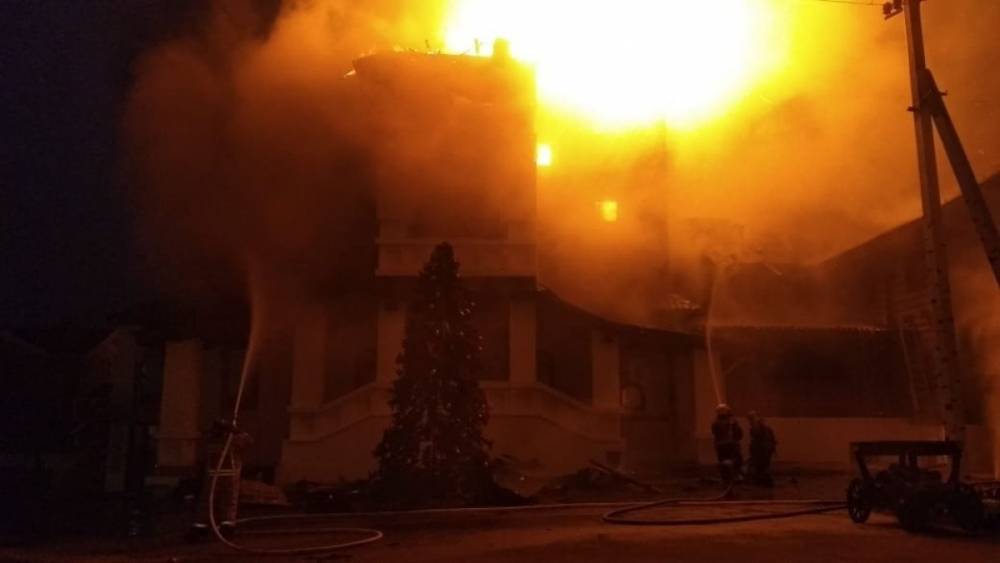 Из горящего дома в Соломенном пожарные выкатили два газовых баллона