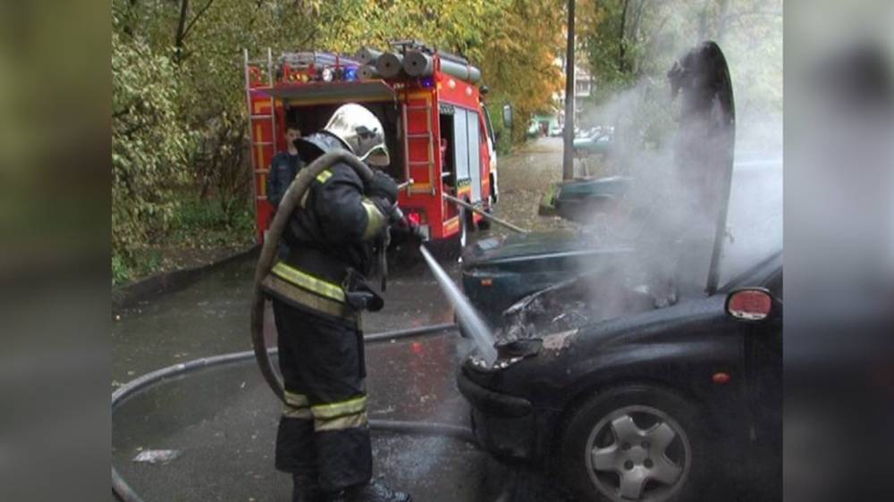 Шестеро спасателей тушили ночью Volkswagen Passat в Черняховске